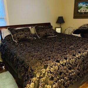 Queen comforter and shams (black/gold)